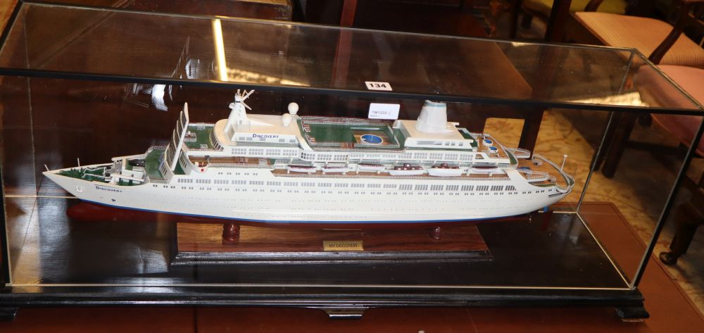 A model of the cruise ship Discovery, in case (the vessel was built in 1971 and refurbished in 2013), case W.97, D.27cm, H.35cm